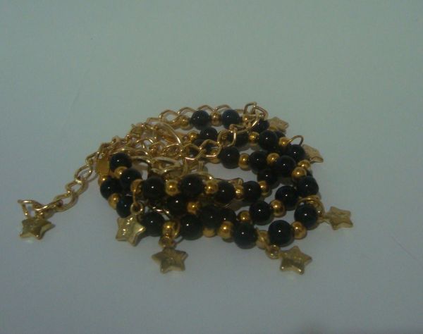 pulseira com bolinhas pretas e dourada