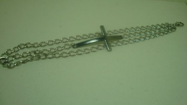 Pulseira de corrente com cruz