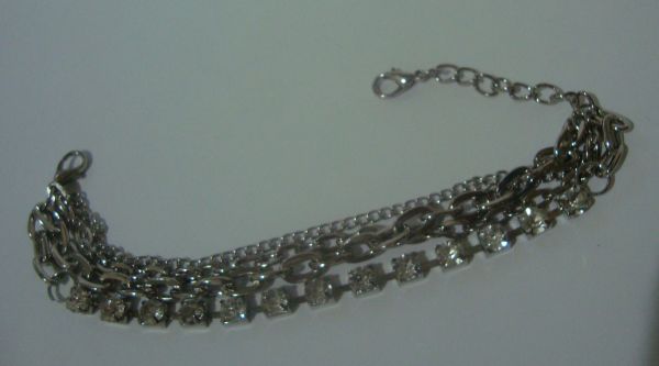 Pulseira cor prata com strass