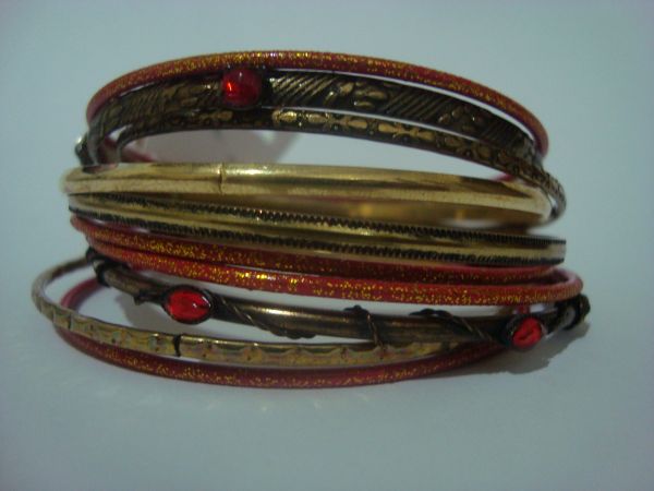 Pulseiras bronze, dourada e vermelho