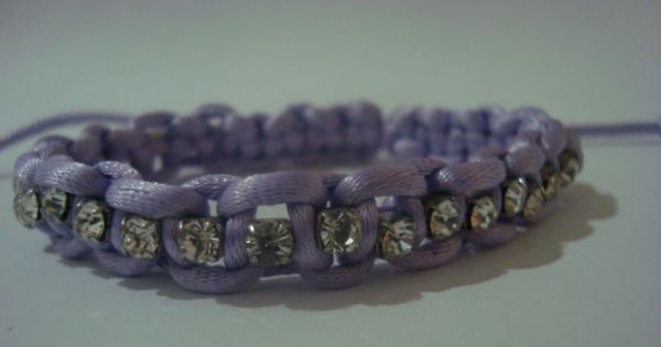 Pulseira de macramê lilas com strass